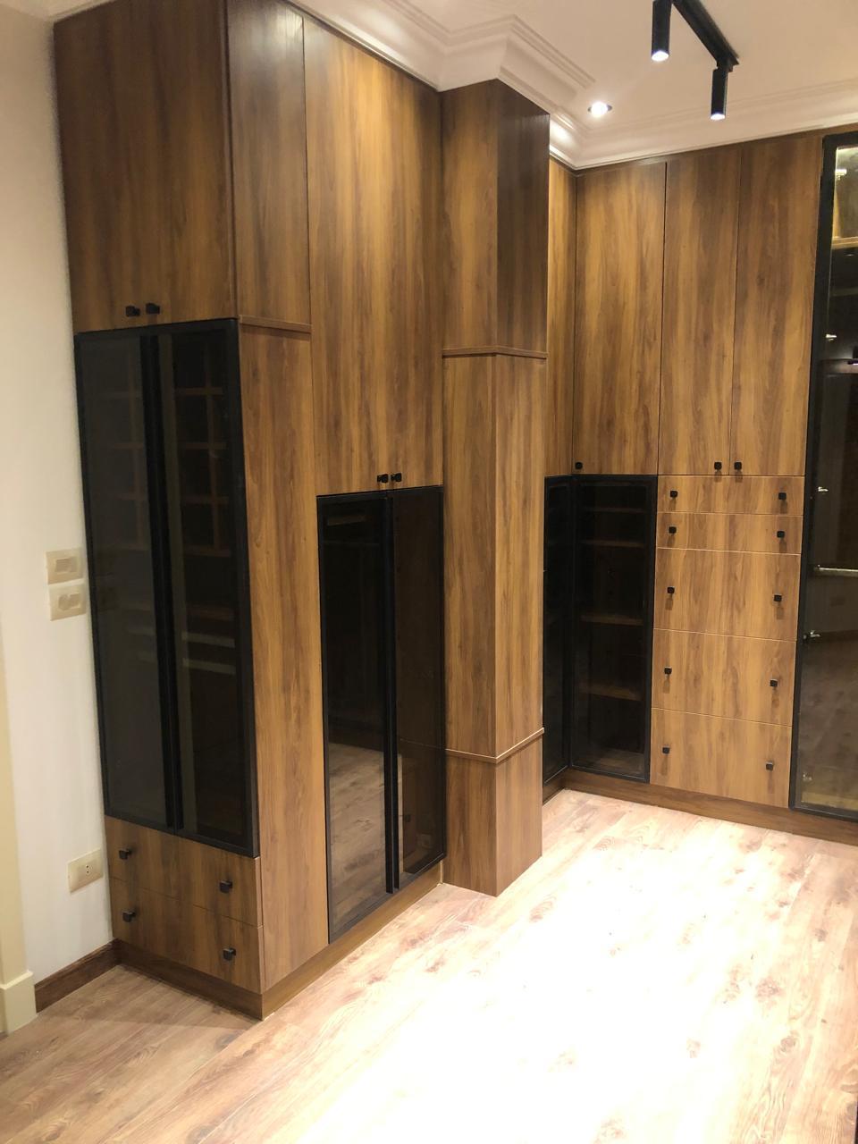 Fitted wardrobe / dressing room by Your Zone Furniture