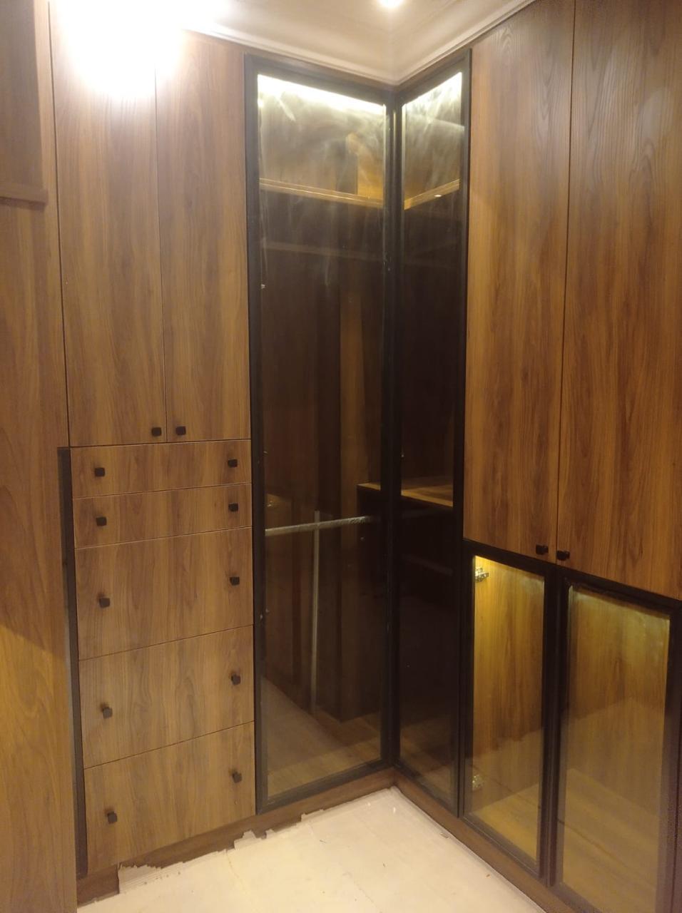 Fitted wardrobe / dressing room by Your Zone Furniture