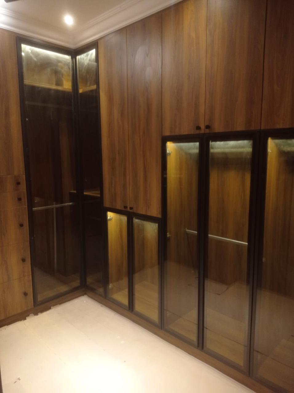 Fitted wardrobe / dressing room by Your Zone Furniture
