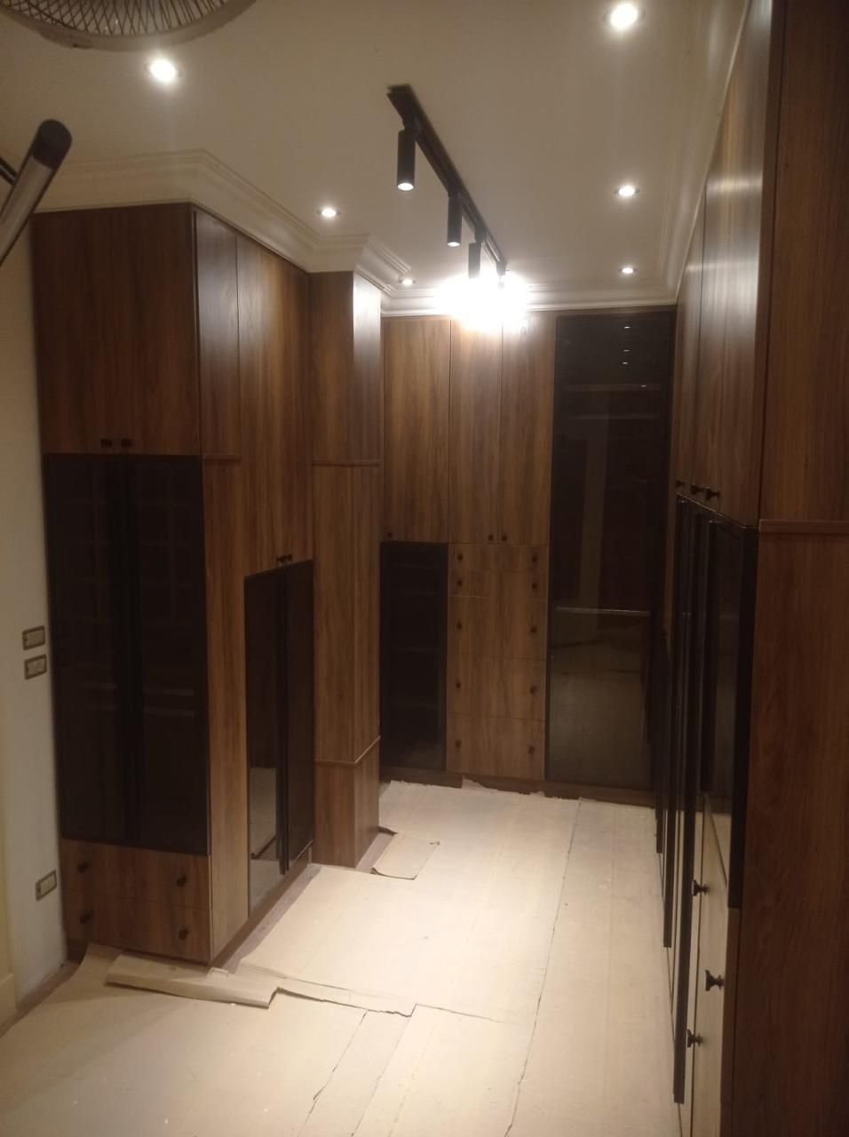 Fitted wardrobe / dressing room by Your Zone Furniture