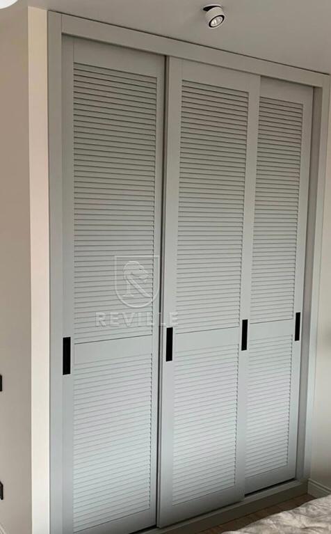 Fitted wardrobe / dressing room by Your Zone Furniture
