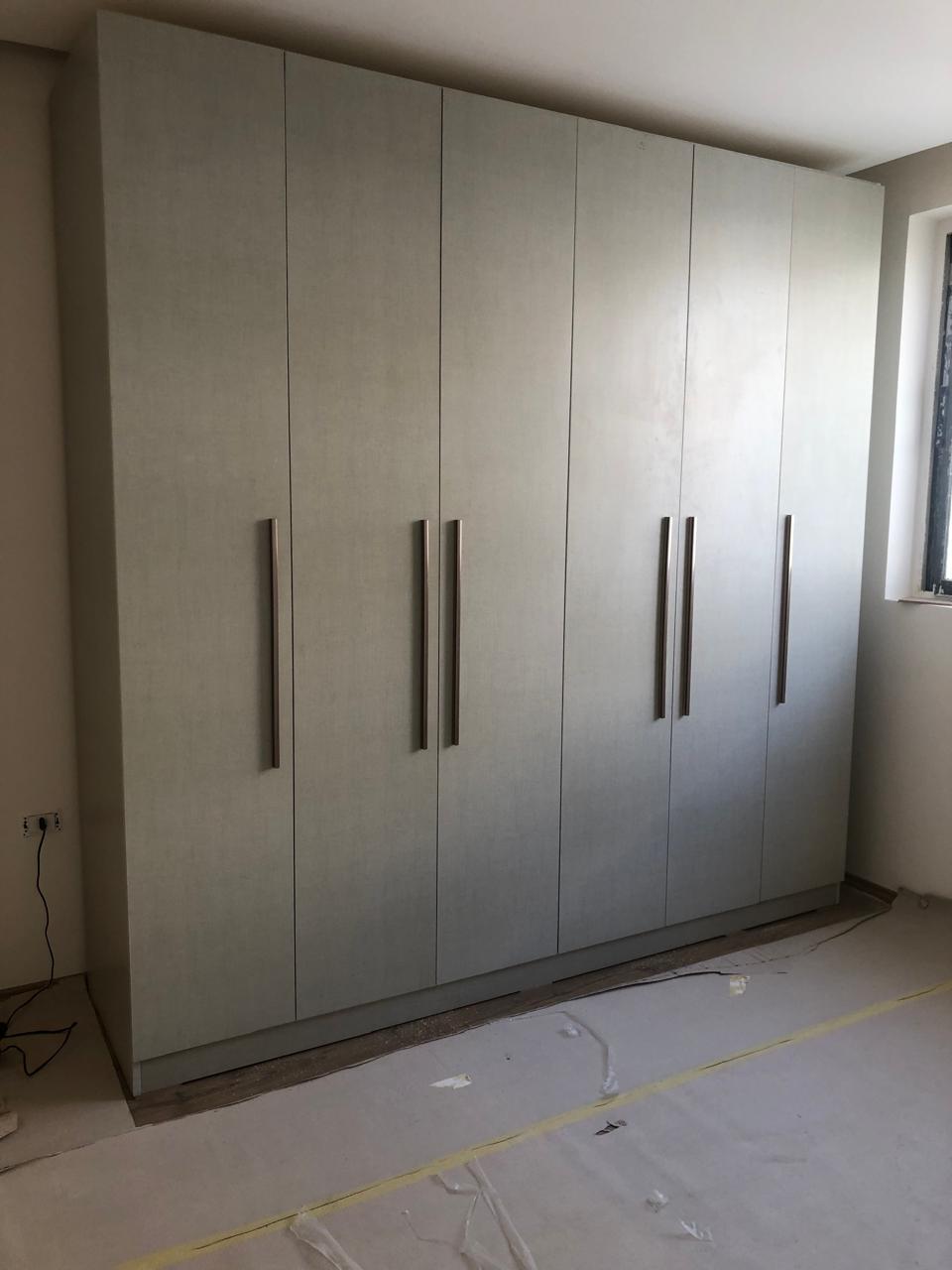 Fitted wardrobe / dressing room by Your Zone Furniture