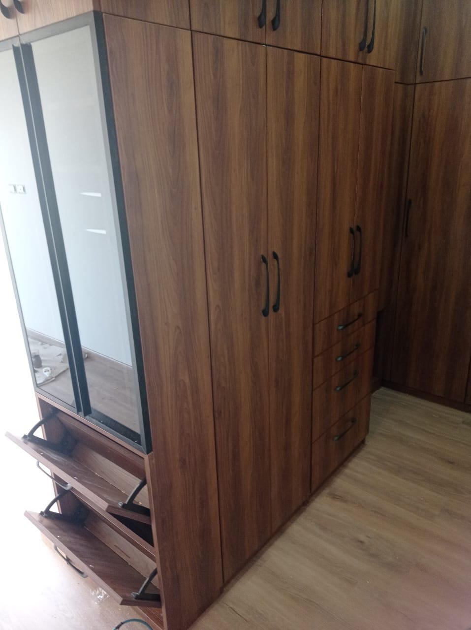 Fitted wardrobe / dressing room by Your Zone Furniture