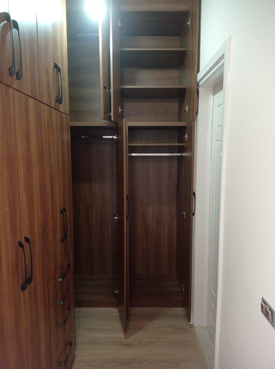 Fitted wardrobe / dressing room by Your Zone Furniture