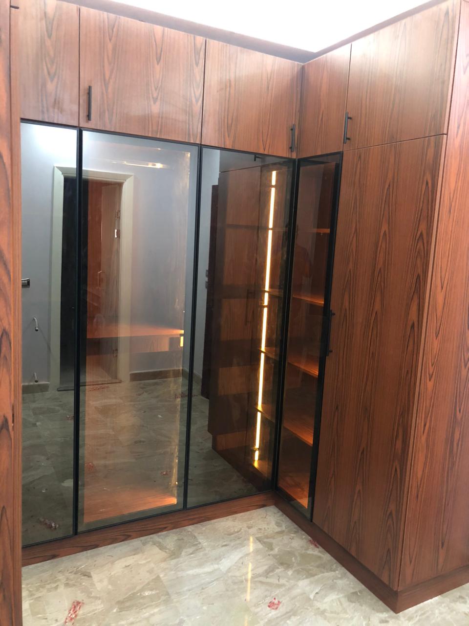 Fitted wardrobe / dressing room by Your Zone Furniture