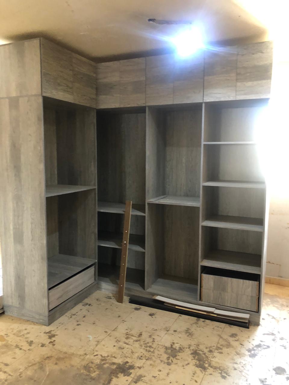 Fitted wardrobe / dressing room by Your Zone Furniture