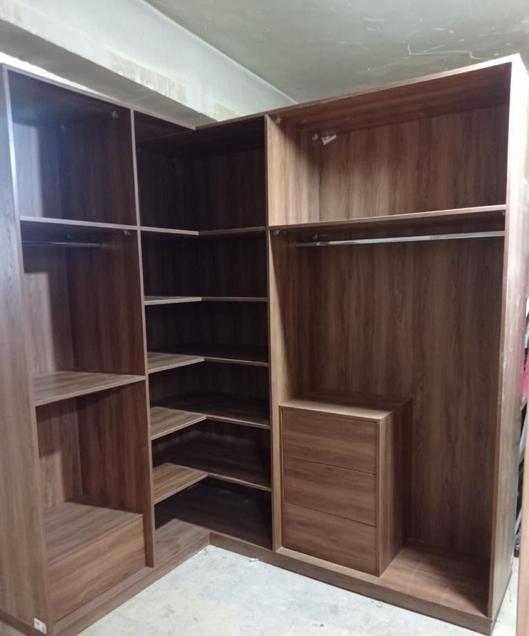 Fitted wardrobe / dressing room by Your Zone Furniture