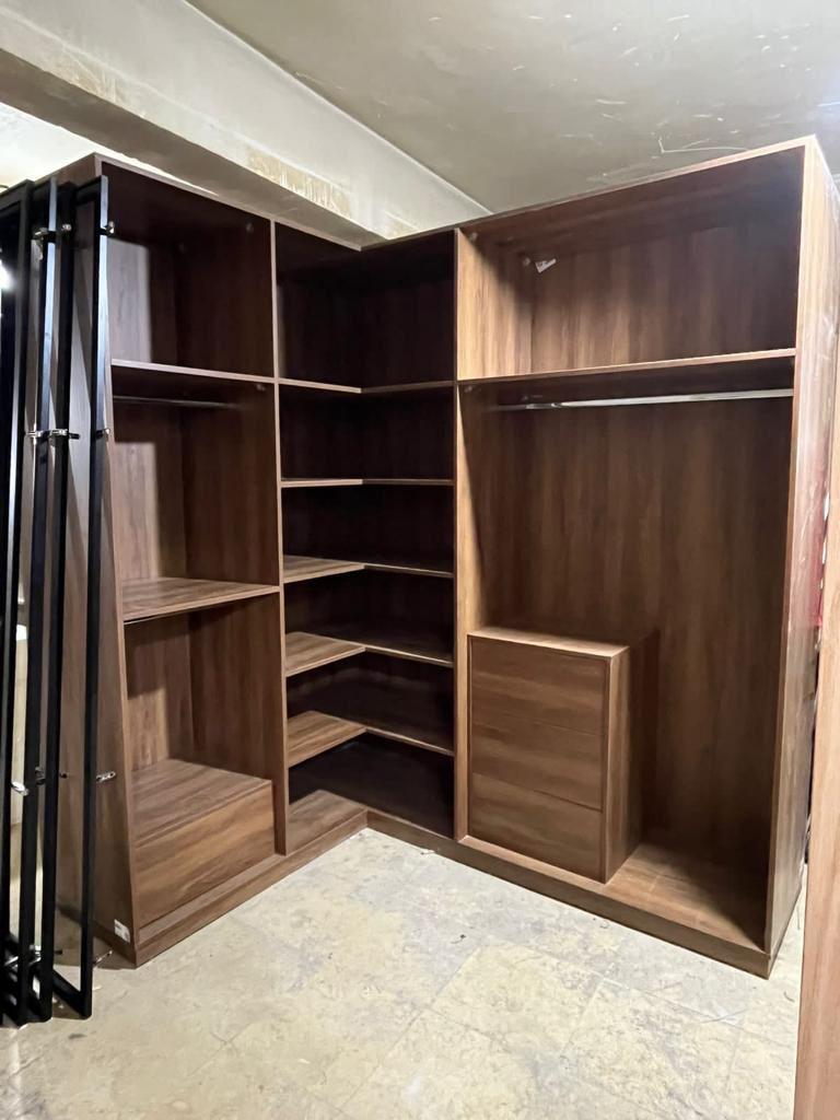 Fitted wardrobe / dressing room by Your Zone Furniture