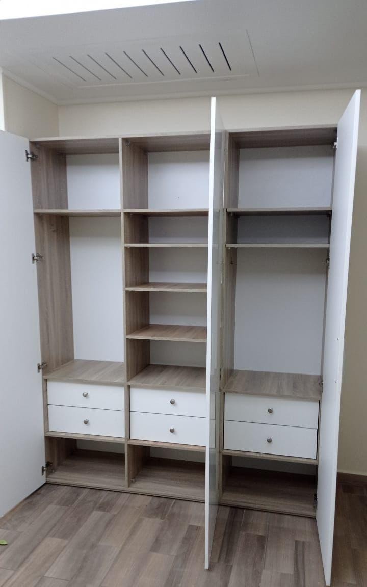 Fitted wardrobe / dressing room by Your Zone Furniture