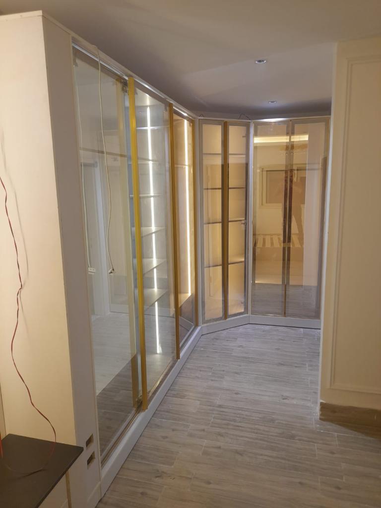 Fitted wardrobe / dressing room by Your Zone Furniture