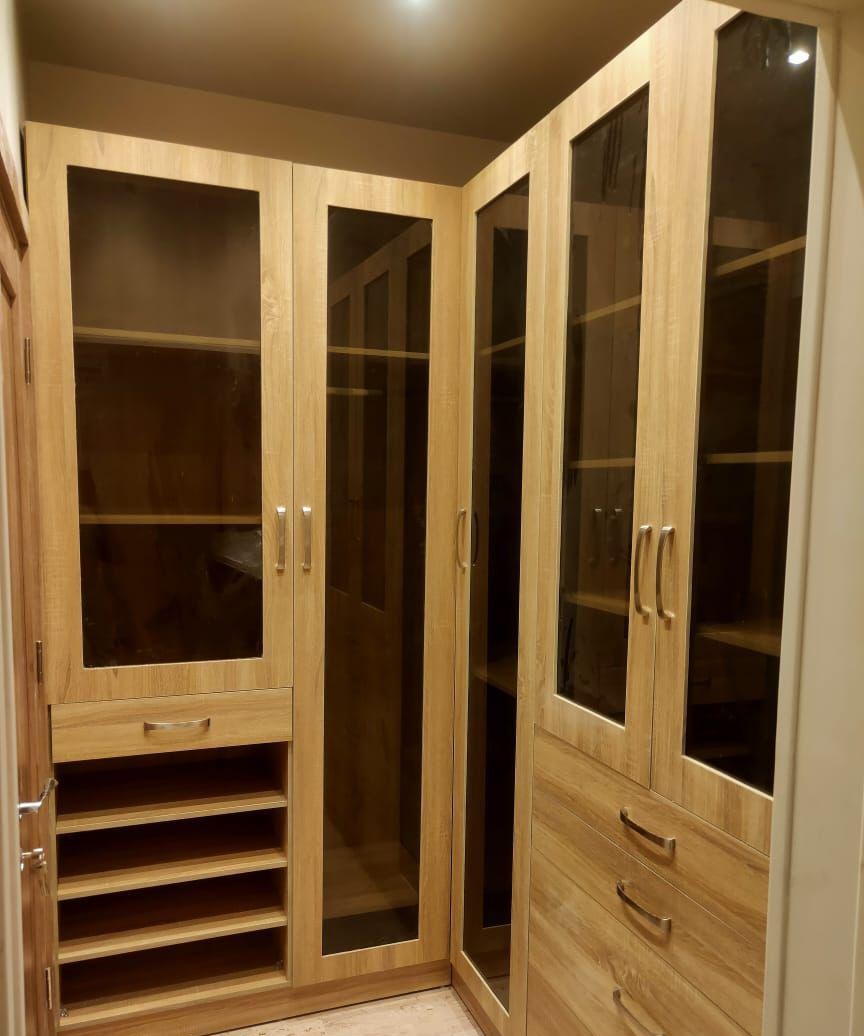 Fitted wardrobe / dressing room by Your Zone Furniture